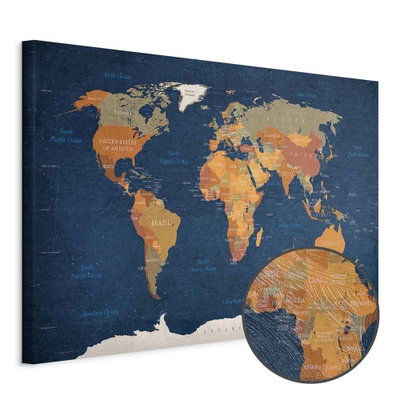 Schuin productaanzicht van World map ink oceans. Het motief loopt door over de randen van het canvas. Een ronde detailopname toont het reliëf van het geloppervlak.