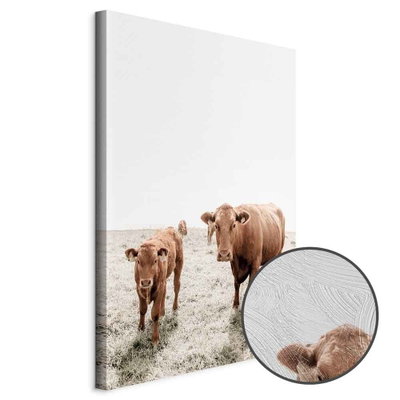 Schuin productaanzicht van Mother and calf. Het motief loopt door over de randen van het canvas. Een ronde detailopname toont het reliëf van het geloppervlak.