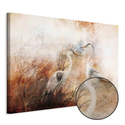 Schuin productaanzicht van Herons on the hunt wide. Het motief loopt door over de randen van het canvas. Een ronde detailopname toont het reliëf van het geloppervlak.