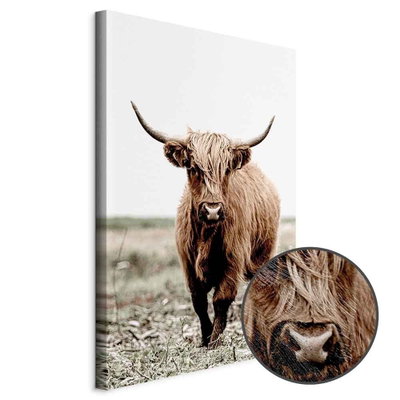 Schuin productaanzicht van Young stag. Het motief loopt door over de randen van het canvas. Een ronde detailopname toont het reliëf van het geloppervlak.