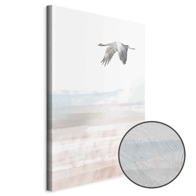 Schuin productaanzicht van Crane& s flight. Het motief loopt door over de randen van het canvas. Een ronde detailopname toont het reliëf van het geloppervlak.