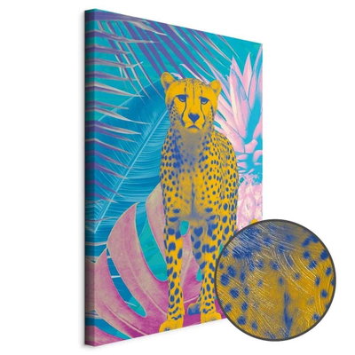 Schuin productaanzicht van Exotic leopard - colorful. Het motief loopt door over de randen van het canvas. Een ronde detailopname toont het reliëf van het geloppervlak.