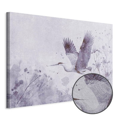 Schuin productaanzicht van Majestic flight - a crane in. Het motief loopt door over de randen van het canvas. Een ronde detailopname toont het reliëf van het geloppervlak.