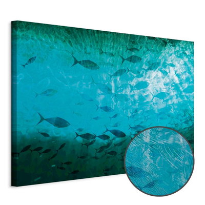 Schuin productaanzicht van A shoal of dark fish. Het motief loopt door over de randen van het canvas. Een ronde detailopname toont het reliëf van het geloppervlak.