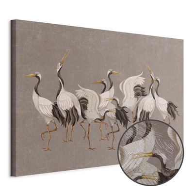 Schuin productaanzicht van Crane dance bright. Het motief loopt door over de randen van het canvas. Een ronde detailopname toont het reliëf van het geloppervlak.