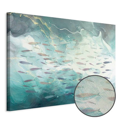 Schuin productaanzicht van School of small fish. Het motief loopt door over de randen van het canvas. Een ronde detailopname toont het reliëf van het geloppervlak.