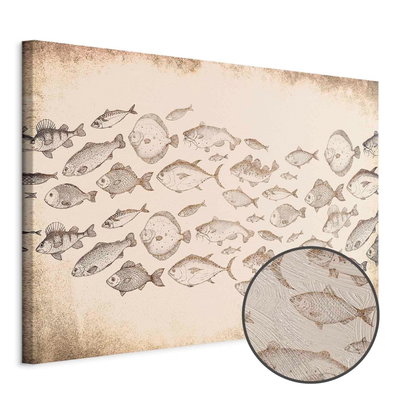 Schuin productaanzicht van Subtle fish. Het motief loopt door over de randen van het canvas. Een ronde detailopname toont het reliëf van het geloppervlak.