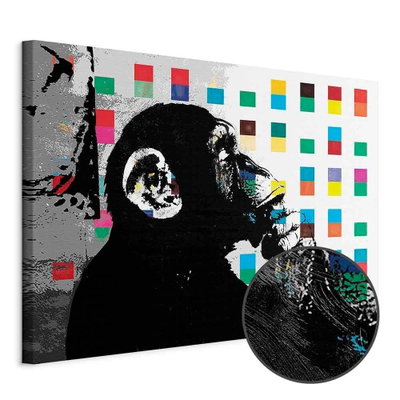 Schuin productaanzicht van Banksy the thinker monkey. Het motief loopt door over de randen van het canvas. Een ronde detailopname toont het reliëf van het geloppervlak.