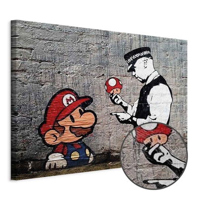 Schuin productaanzicht van Mario and cop by banksy. Het motief loopt door over de randen van het canvas. Een ronde detailopname toont het reliëf van het geloppervlak.