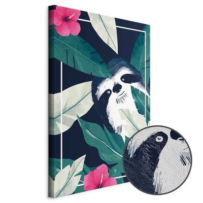 Schuin productaanzicht van Sloth in the tropics. Het motief loopt door over de randen van het canvas. Een ronde detailopname toont het reliëf van het geloppervlak.