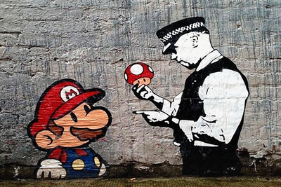 Vooraanzicht van Mario and cop by banksy. De volledige gedrukte compositie is te zien zonder het schuine productaanzicht of de detailopname van het geloppervlak.
