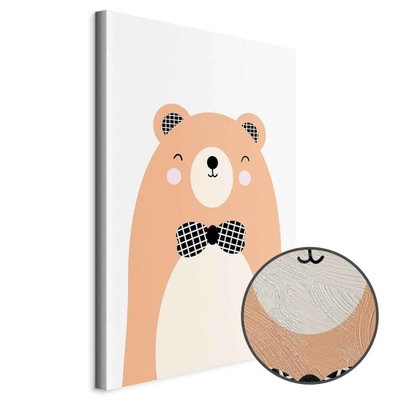 Schuin productaanzicht van Teddy bear in bow tie. Het motief loopt door over de randen van het canvas. Een ronde detailopname toont het reliëf van het geloppervlak.