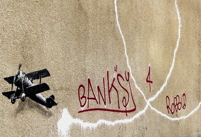 Vooraanzicht van Banksy& s plane - red. De volledige gedrukte compositie is te zien zonder het schuine productaanzicht of de detailopname van het geloppervlak.