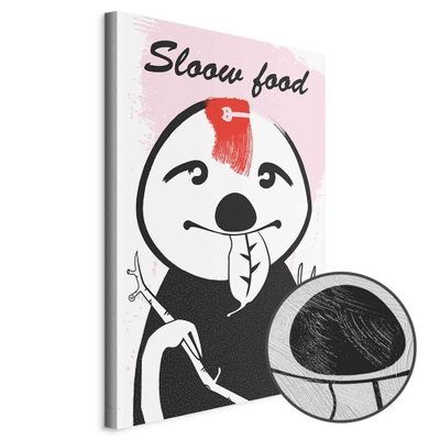Schuin productaanzicht van Sloth trendsetter. Het motief loopt door over de randen van het canvas. Een ronde detailopname toont het reliëf van het geloppervlak.