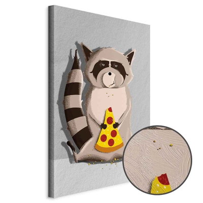 Schuin productaanzicht van Gourmand raccoon. Het motief loopt door over de randen van het canvas. Een ronde detailopname toont het reliëf van het geloppervlak.