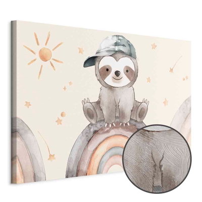 Schuin productaanzicht van Happy sloth - sloth in. Het motief loopt door over de randen van het canvas. Een ronde detailopname toont het reliëf van het geloppervlak.