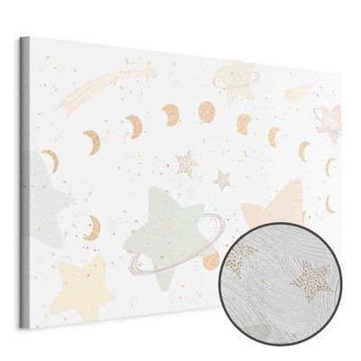 Schuin productaanzicht van Fairy-tale galaxy - phases. Het motief loopt door over de randen van het canvas. Een ronde detailopname toont het reliëf van het geloppervlak.