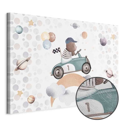 Schuin productaanzicht van Galactic races - a bear. Het motief loopt door over de randen van het canvas. Een ronde detailopname toont het reliëf van het geloppervlak.