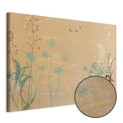 Schuin productaanzicht van Tiny bird - colorful grasses. Het motief loopt door over de randen van het canvas. Een ronde detailopname toont het reliëf van het geloppervlak.
