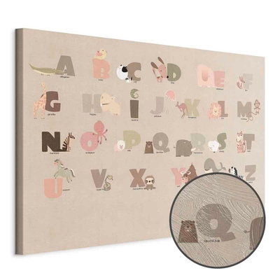 Schuin productaanzicht van Alphabet at the zoo - joyful. Het motief loopt door over de randen van het canvas. Een ronde detailopname toont het reliëf van het geloppervlak.