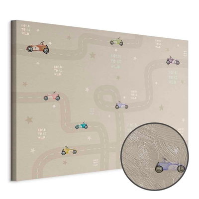 Schuin productaanzicht van Race - colorful cars on a. Het motief loopt door over de randen van het canvas. Een ronde detailopname toont het reliëf van het geloppervlak.
