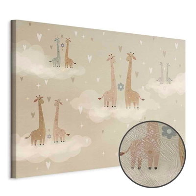 Schuin productaanzicht van Love - colorful giraffes. Het motief loopt door over de randen van het canvas. Een ronde detailopname toont het reliëf van het geloppervlak.