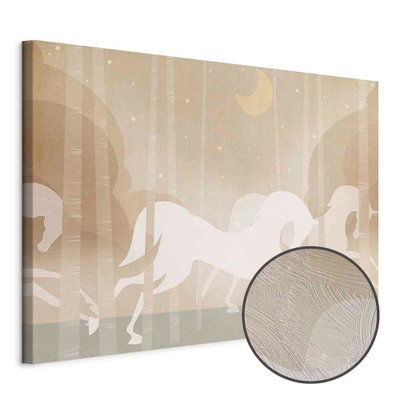 Schuin productaanzicht van Moon horses - horses. Het motief loopt door over de randen van het canvas. Een ronde detailopname toont het reliëf van het geloppervlak.