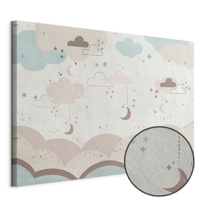 Schuin productaanzicht van Cloudy night sky - moons in. Het motief loopt door over de randen van het canvas. Een ronde detailopname toont het reliëf van het geloppervlak.
