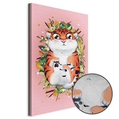 Schuin productaanzicht van Tigger on the grass. Het motief loopt door over de randen van het canvas. Een ronde detailopname toont het reliëf van het geloppervlak.