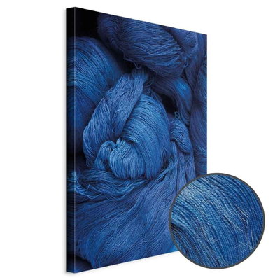 Schuin productaanzicht van Blue worsted. Het motief loopt door over de randen van het canvas. Een ronde detailopname toont het reliëf van het geloppervlak.