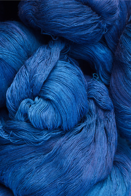 Vooraanzicht van Blue worsted. De volledige gedrukte compositie is te zien zonder het schuine productaanzicht of de detailopname van het geloppervlak.