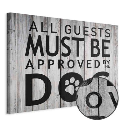 Schuin productaanzicht van All guests must be approved. Het motief loopt door over de randen van het canvas. Een ronde detailopname toont het reliëf van het geloppervlak.