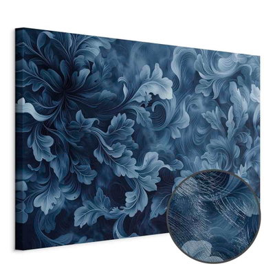 Schuin productaanzicht van Abstract ornaments dark blue. Het motief loopt door over de randen van het canvas. Een ronde detailopname toont het reliëf van het geloppervlak.
