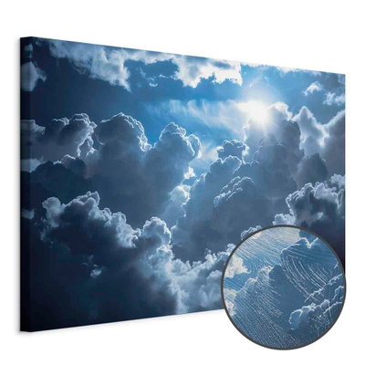 Schuin productaanzicht van Animated scenery the sun. Het motief loopt door over de randen van het canvas. Een ronde detailopname toont het reliëf van het geloppervlak.