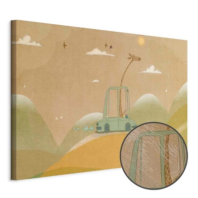 Schuin productaanzicht van Dreamy traveler - a cheerful. Het motief loopt door over de randen van het canvas. Een ronde detailopname toont het reliëf van het geloppervlak.