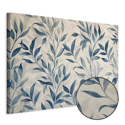 Schuin productaanzicht van Leaves in blue color. Het motief loopt door over de randen van het canvas. Een ronde detailopname toont het reliëf van het geloppervlak.