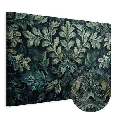 Schuin productaanzicht van Dark green victorian leaves. Het motief loopt door over de randen van het canvas. Een ronde detailopname toont het reliëf van het geloppervlak.