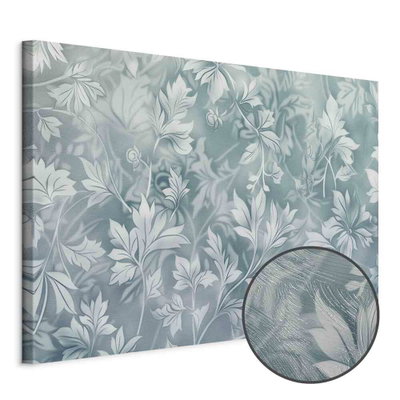 Schuin productaanzicht van Ornaments in worn muted. Het motief loopt door over de randen van het canvas. Een ronde detailopname toont het reliëf van het geloppervlak.