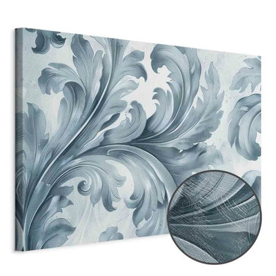Schuin productaanzicht van Stone baroque ornaments in. Het motief loopt door over de randen van het canvas. Een ronde detailopname toont het reliëf van het geloppervlak.