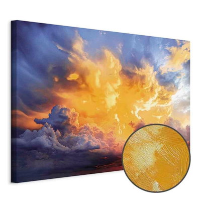Schuin productaanzicht van Beautiful sunset - clouds in. Het motief loopt door over de randen van het canvas. Een ronde detailopname toont het reliëf van het geloppervlak.
