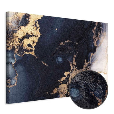 Schuin productaanzicht van Marble and navy blue. Het motief loopt door over de randen van het canvas. Een ronde detailopname toont het reliëf van het geloppervlak.