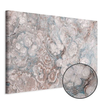 Schuin productaanzicht van Marble flowers natural stone. Het motief loopt door over de randen van het canvas. Een ronde detailopname toont het reliëf van het geloppervlak.