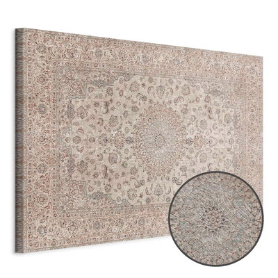 Schuin productaanzicht van Sand carpet - worn persian. Het motief loopt door over de randen van het canvas. Een ronde detailopname toont het reliëf van het geloppervlak.