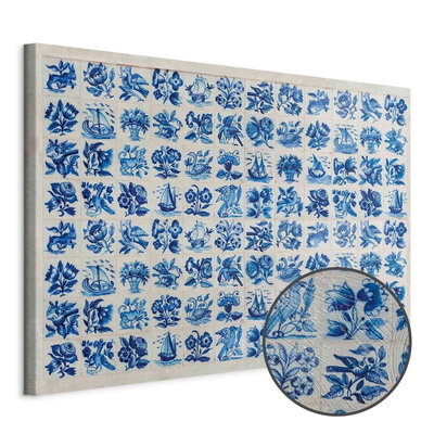 Schuin productaanzicht van Azulejos tiles traditional. Het motief loopt door over de randen van het canvas. Een ronde detailopname toont het reliëf van het geloppervlak.