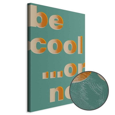 Schuin productaanzicht van Be cool or not. Het motief loopt door over de randen van het canvas. Een ronde detailopname toont het reliëf van het geloppervlak.