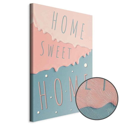 Schuin productaanzicht van Inscriptions home sweet home. Het motief loopt door over de randen van het canvas. Een ronde detailopname toont het reliëf van het geloppervlak.