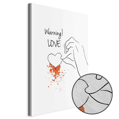 Schuin productaanzicht van Warning love. Het motief loopt door over de randen van het canvas. Een ronde detailopname toont het reliëf van het geloppervlak.