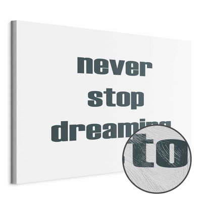 Schuin productaanzicht van Never stop dreaming wide. Het motief loopt door over de randen van het canvas. Een ronde detailopname toont het reliëf van het geloppervlak.
