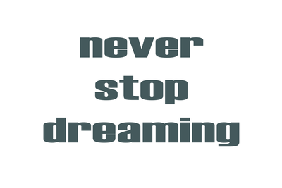 Vooraanzicht van Never stop dreaming wide. De volledige gedrukte compositie is te zien zonder het schuine productaanzicht of de detailopname van het geloppervlak.
