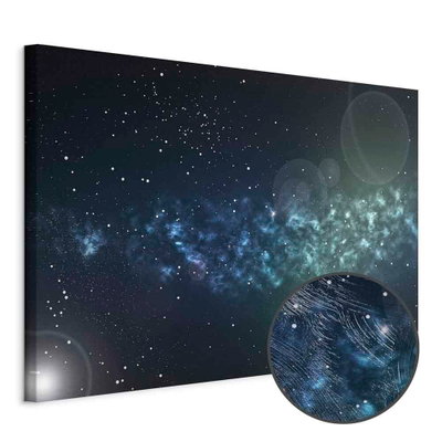 Schuin productaanzicht van Space wide. Het motief loopt door over de randen van het canvas. Een ronde detailopname toont het reliëf van het geloppervlak.